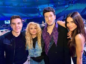 Paulina Rubio Instagram - Ensayos con mi grupoooo💗💗💗 @adrianuribe @sebastianyatra @alejandraespinoza @premiolonuestro @univision