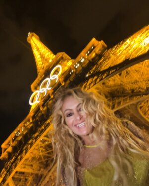 Paulina Rubio Instagram - Paris, je t’aime! #TorreEiffel ✨✨✨