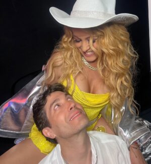Paulina Rubio Instagram - Gran Noche ! 90āS MĆ”s Vivos que Nunca !
No podĆa faltar con @bennyibarra
Escucharlos Cantar ! Que Viva la mĆŗsica ! šøā¤ļøš¼š¹