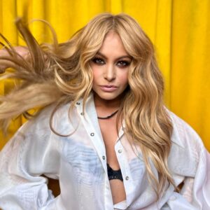 Paulina Rubio Instagram - Feliz de haber estado en la semifinal con los habitantes de @lacasafamososmx @televisa gracias por la invitación! Aquí les dejo para que sigan disfrutando de #propiedadprivada #goldenhitstour 😍💕💫🎸 #makeup by @daniellezama #hair by @avilahec #style by @styledbylorenza