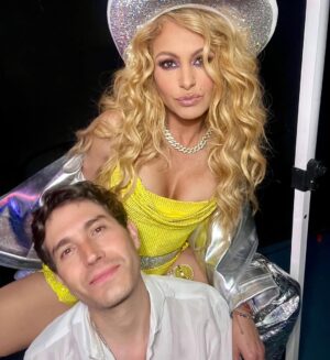 Paulina Rubio Instagram - Gran Noche ! 90āS MĆ”s Vivos que Nunca !
No podĆa faltar con @bennyibarra
Escucharlos Cantar ! Que Viva la mĆŗsica ! šøā¤ļøš¼š¹