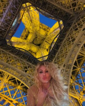 Paulina Rubio Instagram - Paris, je t’aime! #TorreEiffel ✨✨✨