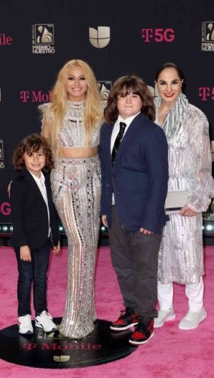 Paulina Rubio Instagram - Momentos que quedan en mi corazón ♥️!
Felicidades a todas las mamás!
#diadelamadre #mamá #amorinfinito