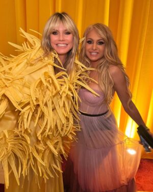 Paulina Rubio Instagram - Blondes have more fun! 💛 @heidiklum @ejaf #ChicasGolden