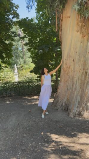 Paulina Vega Instagram - No tengo palabras para expresar el agradecimiento que siento con ustedes por celebrar conmigo mis momentos mÔs especiales, por las palabras tan bonitas que me dejaron en mi último post, pero sobre todo por su cariño y fidelidad.
Quiero compartirles algo que he aprendido y que muchos por aquà me lo preguntaron también: ¿Cómo lograr tener privacidad?
¿Saben algo? Saber elegir qué guardamos también es parte de nuestro crecimiento, autocuidado, amor propio y respeto por lo que estamos viviendo. Si lo vemos de esa manera, les aseguro que su percepción de vida cambiarÔ y serÔ mÔs fÔcil para ustedes saber qué compartir o publicar.
En las redes sociales, exponerlo TODO es la ānormaā, por lo tanto la privacidad se siente como algo raro, y para muchos, llega a generar presión, especialmente cuando estĆ”n buscando volverse mĆ”s populares. Sin embargo, no se trata de tener una vida secreta, sino de cultivar y conservar una vida propia.
Tampoco se trata de que haya algo que esconder, sino de saber elegir guardar, porque ”hay magia en lo que guardamos!
No todo necesita ser contado, no todo tiene que ser visto⦠Asà que, no tienes por qué sentirte mal si decides guardarte algo para ti. Solo tú tienes la llave para decidir qué compartir, cuÔndo hacerlo (si quieres hacerlo) y de qué forma hacerlo.
La privacidad no es aislamiento, tampoco es egoĆsmo; es selección. Es elegir conscientemente quĆ© dejamos entrar y quĆ© dejamos salir.
Hay momentos que son valiosos solo porque existen por sĆ mismos y esos, son los que debemos aprender a identificar, honrar y guardar āØ
Saben que desde hace mucho tiempo mi filosofĆa de vida se basa en ese amor propio que algunas veces dejamos en el olvido, asĆ que si en algo puedo ayudarlos con lo que he aprendido y mi experiencia, cuenten con eso.
Los leo en los comentarios ā¤ļø