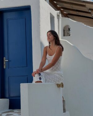Paulina Vega Instagram - Durante mucho tiempo, pensé que estar en movimiento era la única forma de avanzar. De hecho, la
sociedad nos hace creer que la vida se mide en listas de cosas por hacer, en proyectos, o en logros y en
pasos grandes. Sin embargo, esta “pausa” me ha hecho crecer en mil maneras mucho más de lo que
imaginé.
¿Saben algo? La calma también es uno de esos logros que deberíamos incluir en esa lista de cosas por
hacer. Llegar a un punto en el que no necesitas correr para sentirte viva, en el que no buscas validación
en cada paso o en el que la paz pesa más que la prisa, es uno de los sentimientos más bonitos.
Hay una belleza inmensa en dejar de estar en modo supervivencia y empezar a vivir de verdad.
Qué bonito es aprender a decir “esto sí, esto no”, o “ahora sí, ahora no”, y en disfrutar lo que tienes sin la
ansiedad de lo que falta. En entender que descansar no es perder el tiempo, sino recuperar la energía
para lo que realmente importa.
Se nos ha hecho creer que si no estamos ocupadas, estamos desperdiciando la vida o que si no estamos
produciendo, no valemos como mujeres. Pero la verdad es que encontrar equilibrio es un regalo que
deberíamos todas poder darnos, y que se resume a esto: saber detenerse sin culpa, avanzar sin
desgastarse y disfrutar sin sentir ansiedad.
Esto que yo llamo “pausa” en mi vida, no significa que todo está sin moverse ni mucho menos que le he
puesto pausa a mis proyectos, significa más bien que, a pesar del constante movimiento y del corre corre
de cada día he aprendido a priorizar, a soltar, a saber cuándo detenerme, a respirar y a vivir más en el
presente… Muy necesario todo, en esta nueva etapa que estoy viviendo como mamá.
Nada me gustaría más que enseñarles a vivir en el presente y decirles: “Hoy están exactamente donde
deben estar”, tal y como me siento ahora mismo.
¿Qué dicen? ¿Les interesa que les hable sobre estos temas?