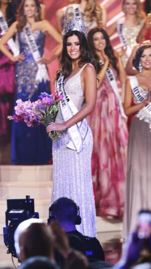 Paulina Vega Instagram - A todas las personas que me han apoyado a lo largo de este increĆble viaje, quiero expresar mi mĆ”s profundo agradecimiento. Ganar Miss Universo no es solo mi victoria, es una victoria que pertenece a todos ustedes que han estado a mi lado, que han creĆdo en mĆ y me han animado en cada paso del camino. Su amor y fe han sido mi luz guĆa, y me siento tan agradecida y honrada. Este momento es tanto suyo como mĆo. Gracias por ser mi base, mi inspiración y mis mĆ”s grandes porristas. Estoy mĆ”s que agradecida por cada uno de ustedes. ā¤ļø OjalĆ” pueda seguir inspirĆ”ndolos a vivir desde la autenticidad š
GRACIAS š¦
