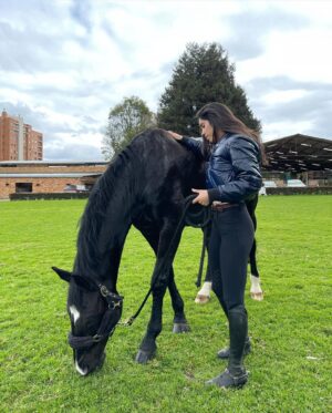 Paulina Vega Instagram - FELICITACIONES a mi hermana @valeriavegadiep por hacer cero en la competencia de hoy en @worldequestriancenter šš»šš»šš»
Y FELIZ CUMPLEAĆOOOS !!!
No sólo eres la mÔs chistosa y la mÔs linda, también eres la mÔs tesa!
El constante amor, respeto y sabidurĆa hacĆa los caballos es absolutamente de admirar. Estoy muy orgullosa de ti y de Dominant por todo lo que han logrado en Estados Unidos. La han sacado del estadio y se lo merecen completico!
A celebrar doble hoy ā¤ļø šš»š