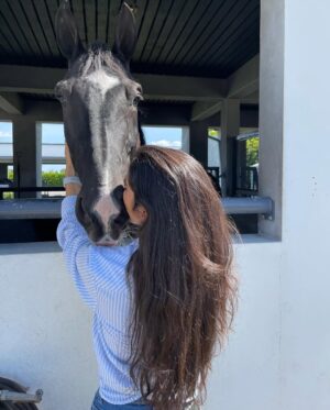Paulina Vega Instagram - FELICITACIONES a mi hermana @valeriavegadiep por hacer cero en la competencia de hoy en @worldequestriancenter šš»šš»šš»
Y FELIZ CUMPLEAĆOOOS !!!
No sólo eres la mÔs chistosa y la mÔs linda, también eres la mÔs tesa!
El constante amor, respeto y sabidurĆa hacĆa los caballos es absolutamente de admirar. Estoy muy orgullosa de ti y de Dominant por todo lo que han logrado en Estados Unidos. La han sacado del estadio y se lo merecen completico!
A celebrar doble hoy ā¤ļø šš»š