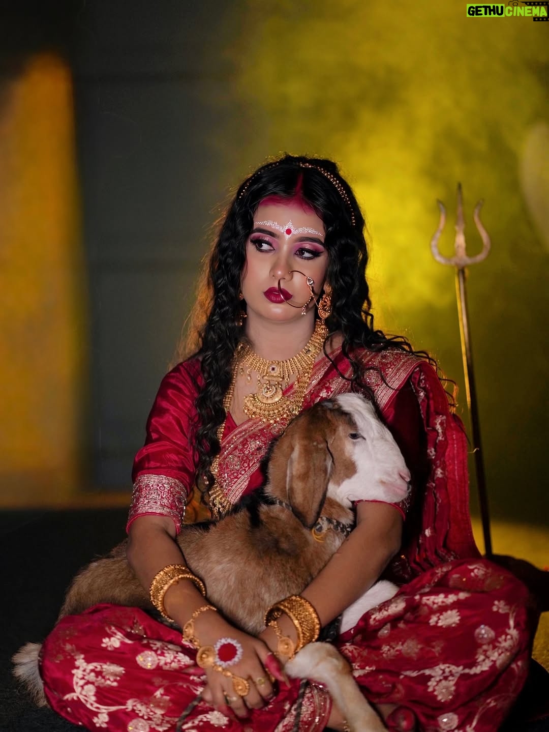 Payal Panchal - 166.9K Likes - वह भी रोता बहुत है जब अपनी मां से बिछड़ता है
बहुत सहम जाता है जब इन्सानी रुप में राक्षसों को देखता है
उसका नन्हा दिल सवाल करता है
माँ, यह कैसा संसार है….💔 
pc :- @shootout__lover__ 
makeup :- @makeupartist_payal_ 
jewellery :- @siddhornamentsjewellery 
Hairs :- @hairdo_by_sona05 
.
.
.
.
.
.
.
.
.
.
.
.
.
.
#payalpanchal #payal #instagram #instagood #explore #foryouapge #homepage #explore #photo #matarani #maa #navrati #vegan #insta #navratri2025 #photoofthedday