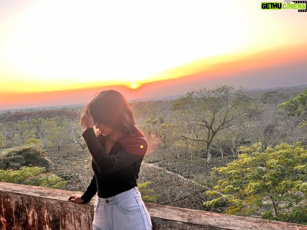 Payal Ray - 3 Likes - Perfect sunset🌻✨

#sunset #instagram #black #outfit #fypシ