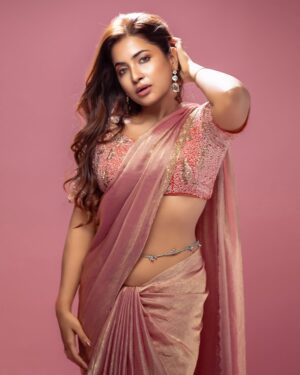 Payal Routray Instagram - May be i did justice to this song with my photos!🫣❤️
📸 @devimukharjee.studios
#post #postoftheday #saree #fyp #love #girls #instagram #trending #odisha