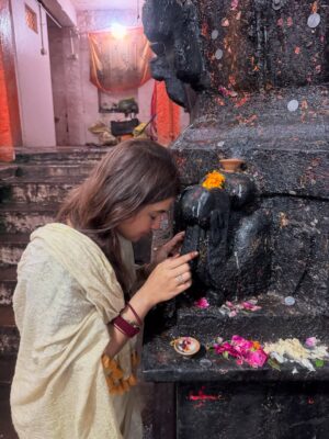 Payal Routray Instagram - ॐ साम्ब सदाशिवाय नम🔱
This was my first visit to Mahakal…that moment filled me with strength. From then till now, life has turned me inside out, only to make me stronger, more grateful, and more myself.🧿✨
Jai Mahakaal🙏
#post #ujjain #mahakal #shiva #instagram #explore #india #shivshambhu #mahakaleshwar