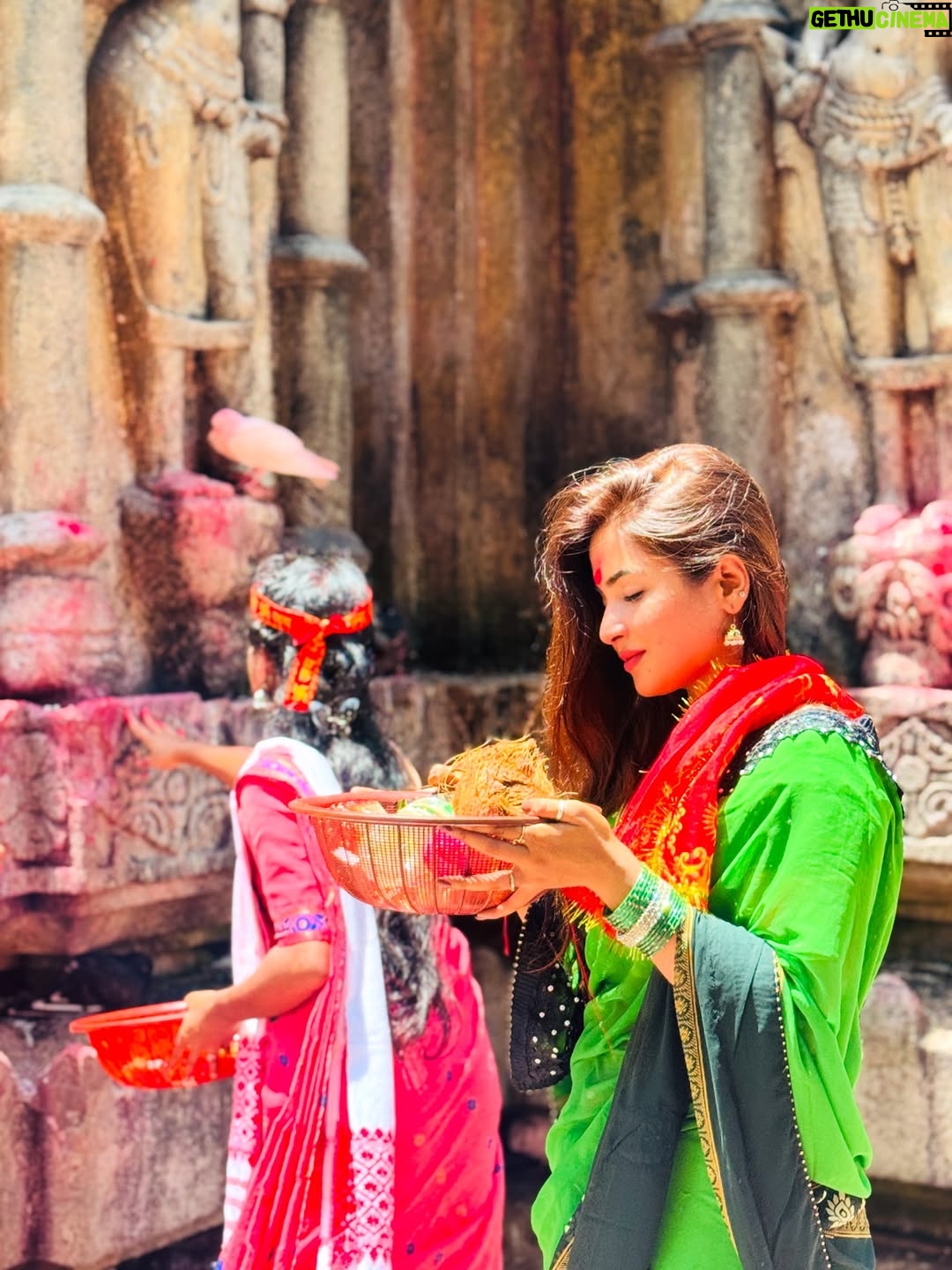 Payal Routray - 104.8K Likes - Kab se man mein ek hi icha thi… Kamakhya Maa ke darshan ki.
Aaj vo bhi poori hui, vo bhi Somvar vrat ke din.🍀✨

Kuch pal aise hote hain jo sirf bhagya se milte hain… aur yeh unhi mein se ek tha.🧿❤️

Jai Maa Kamakhya!🙏

#kamaskya #post #assam #kamaskyatemple #sawan