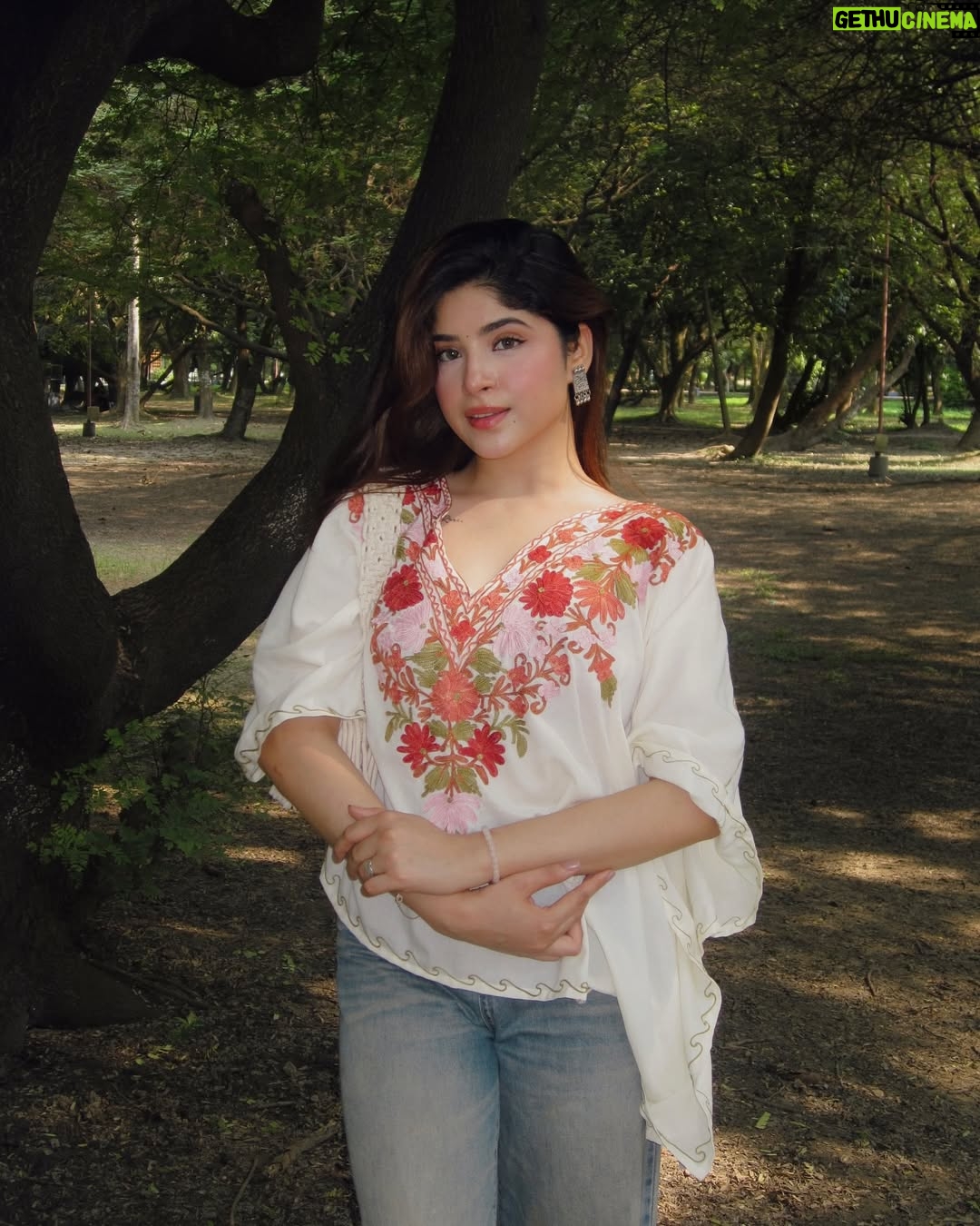 Payal Tosyan - 18.5K Likes - 🤍🦢
Wearing: @kumkum.shawls 
Bag: @house.of_macrame