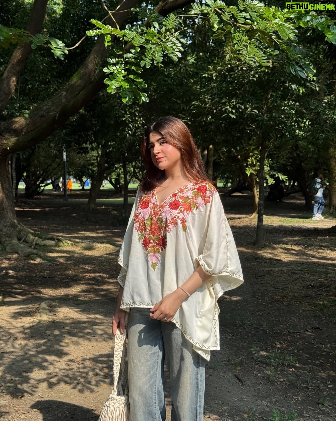 Payal Tosyan - 18.5K Likes - 🤍🦢
Wearing: @kumkum.shawls 
Bag: @house.of_macrame