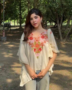 Payal Tosyan Instagram - 🤍🦢
Wearing: @kumkum.shawls
Bag: @house.of_macrame