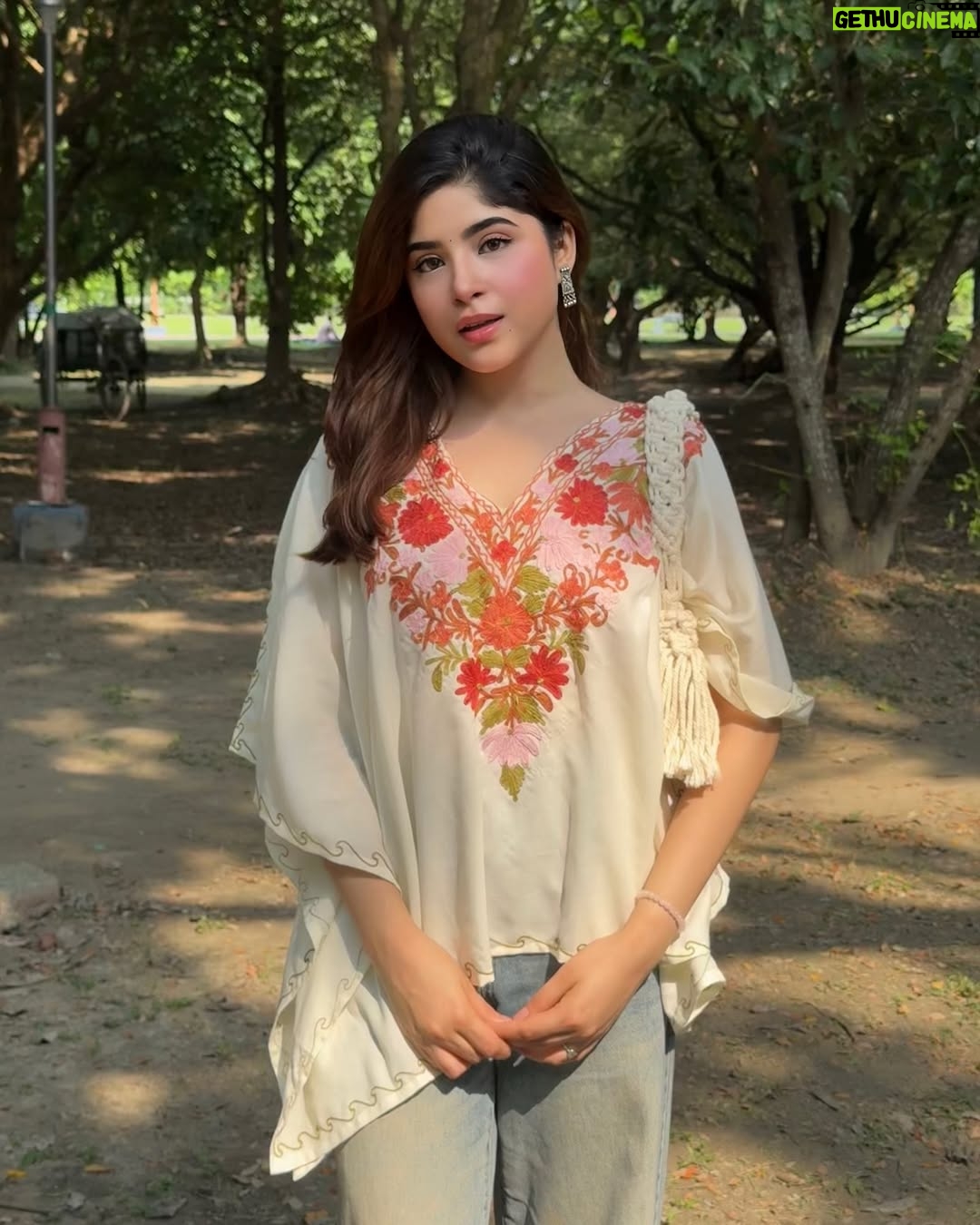Payal Tosyan - 18.5K Likes - 🤍🦢
Wearing: @kumkum.shawls 
Bag: @house.of_macrame
