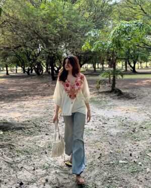 Payal Tosyan Instagram - 🤍🦢
Wearing: @kumkum.shawls
Bag: @house.of_macrame