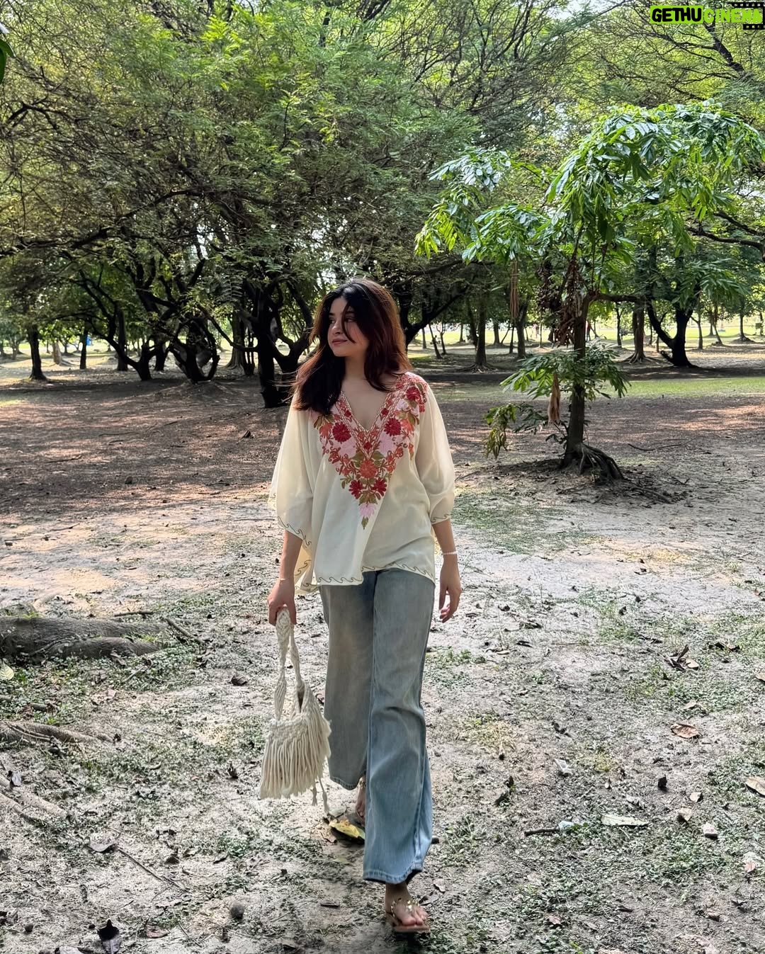 Payal Tosyan - 18.5K Likes - 🤍🦢
Wearing: @kumkum.shawls 
Bag: @house.of_macrame