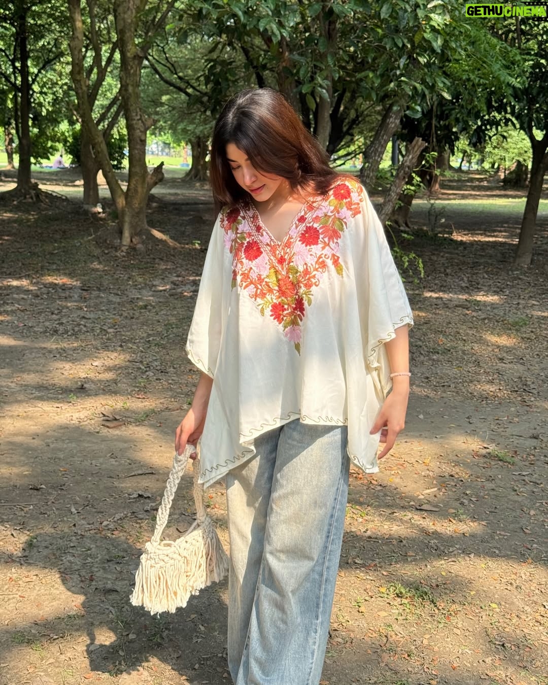 Payal Tosyan - 18.5K Likes - 🤍🦢
Wearing: @kumkum.shawls 
Bag: @house.of_macrame
