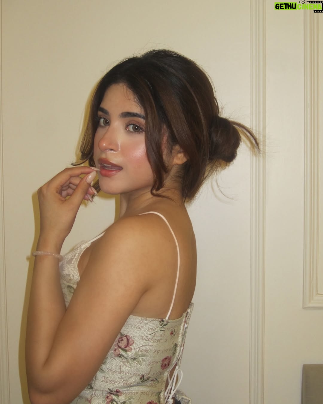Payal Tosyan - 79.5K Likes - You feel like a Sunday morning in a world that rushes.🍃