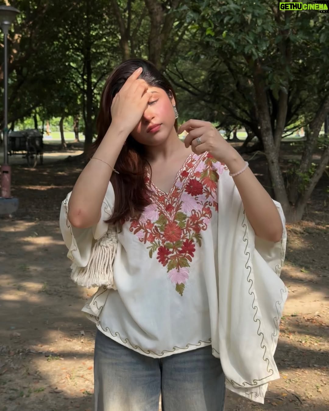 Payal Tosyan - 18.5K Likes - 🤍🦢
Wearing: @kumkum.shawls 
Bag: @house.of_macrame
