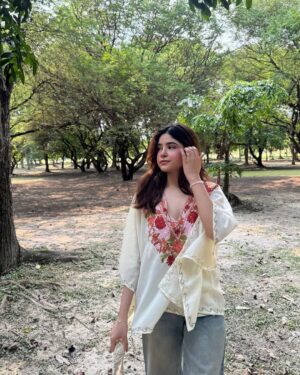Payal Tosyan Instagram - 🤍🦢
Wearing: @kumkum.shawls
Bag: @house.of_macrame