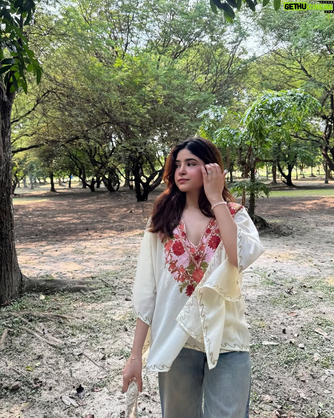 Payal Tosyan - 18.5K Likes - 🤍🦢
Wearing: @kumkum.shawls 
Bag: @house.of_macrame