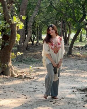 Payal Tosyan Instagram - 🤍🦢
Wearing: @kumkum.shawls 
Bag: @house.of_macrame
