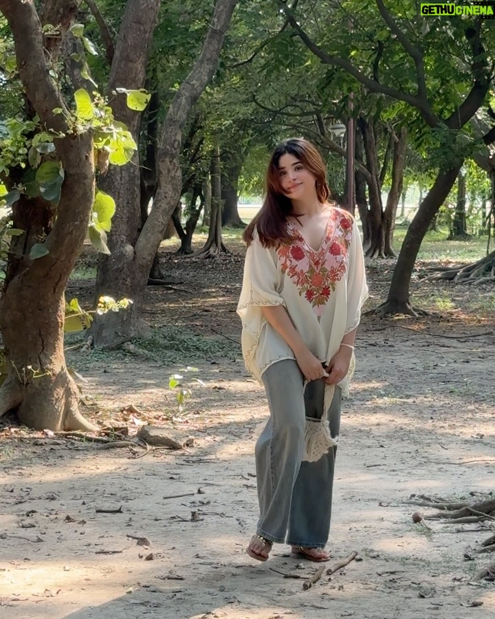 Payal Tosyan - 18.5K Likes - 🤍🦢
Wearing: @kumkum.shawls 
Bag: @house.of_macrame