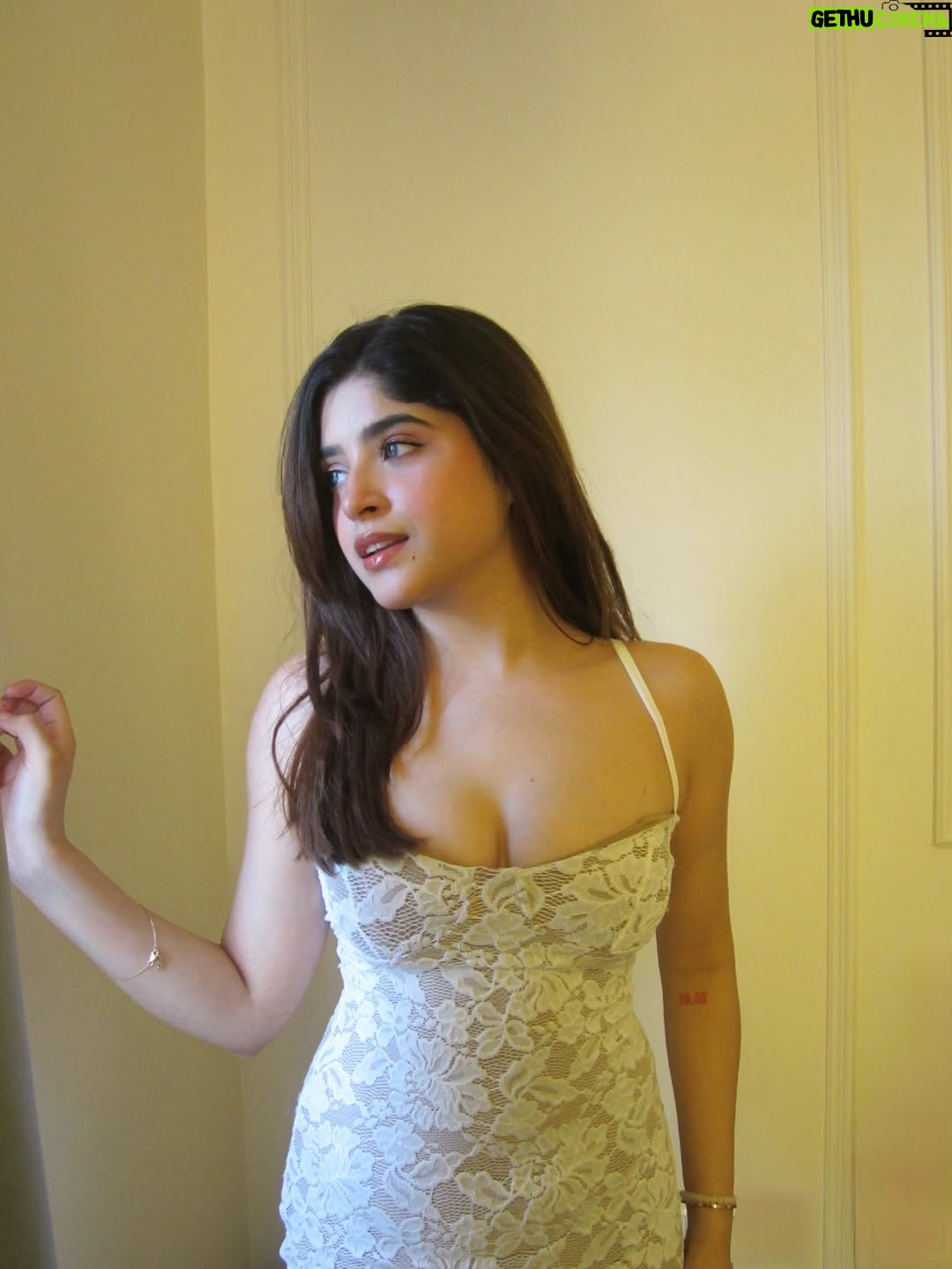 Payal Tosyan - 16.5K Likes - Finding her
Wearing: @gplt.in