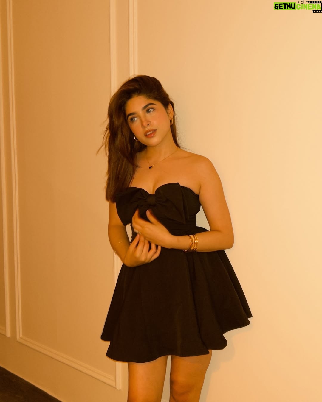 Payal Tosyan - 14.8K Likes - Blame it on the dress 🎬
Wearing: @blamox.in