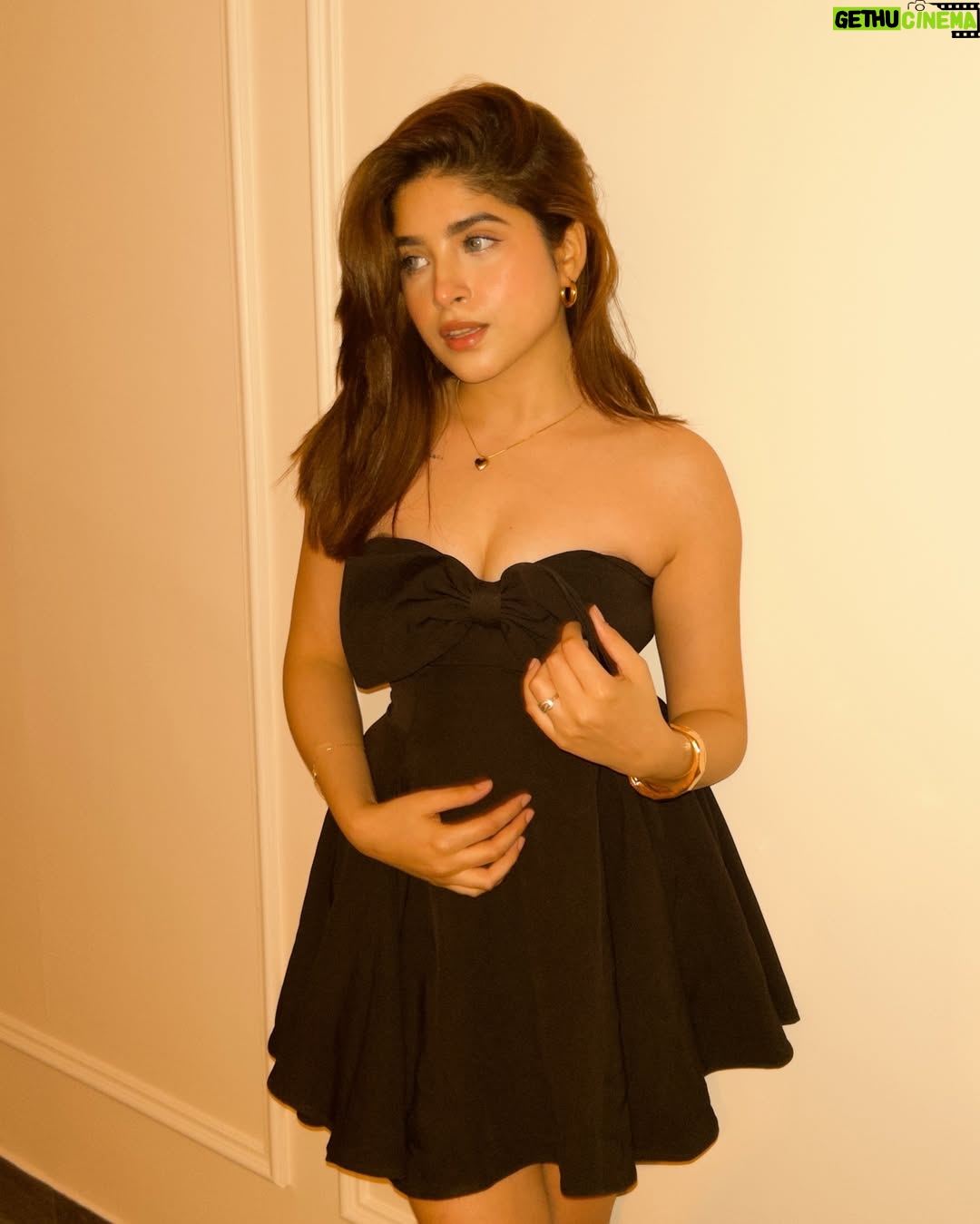 Payal Tosyan - 14.8K Likes - Blame it on the dress 🎬
Wearing: @blamox.in