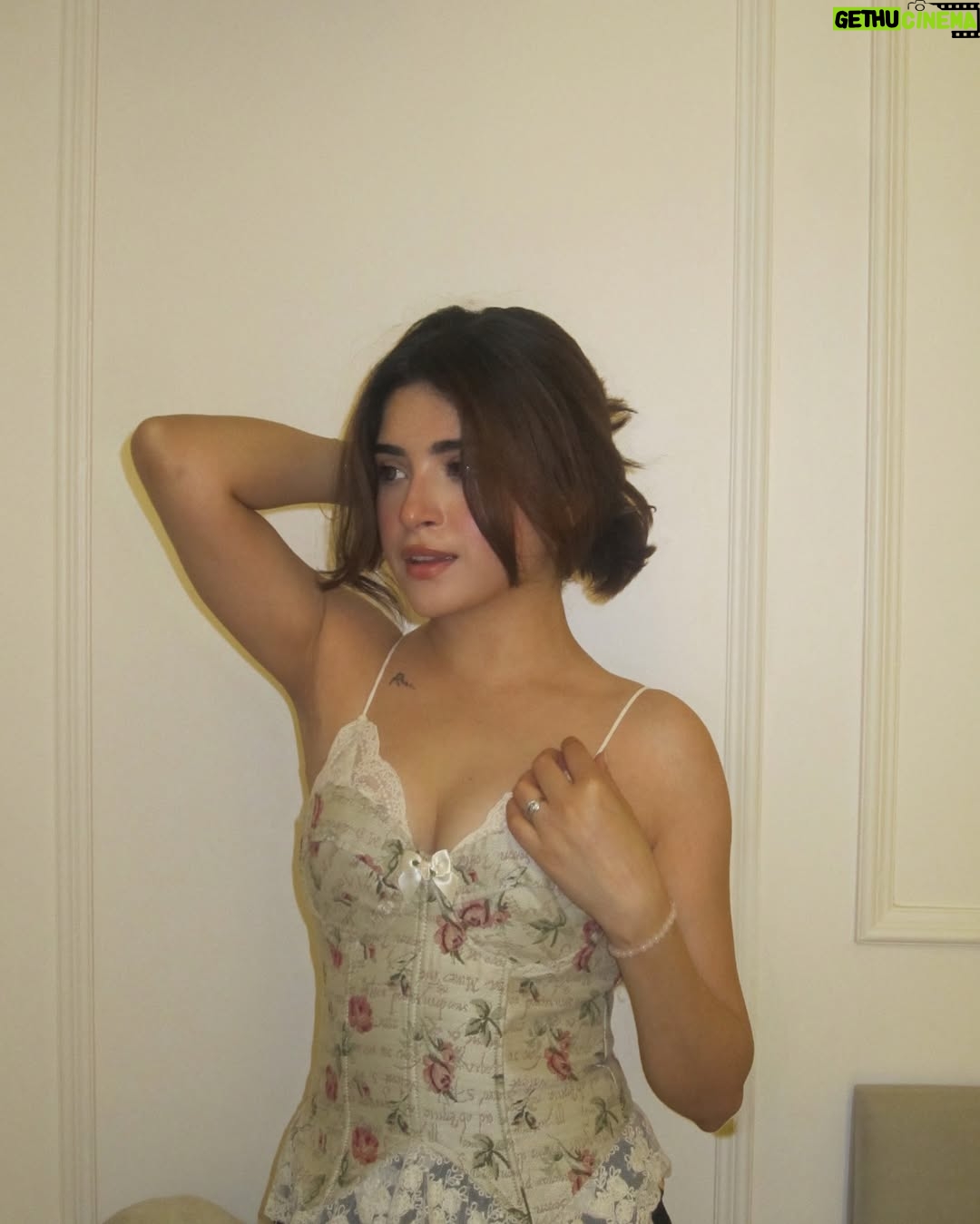 Payal Tosyan - 79.5K Likes - You feel like a Sunday morning in a world that rushes.🍃