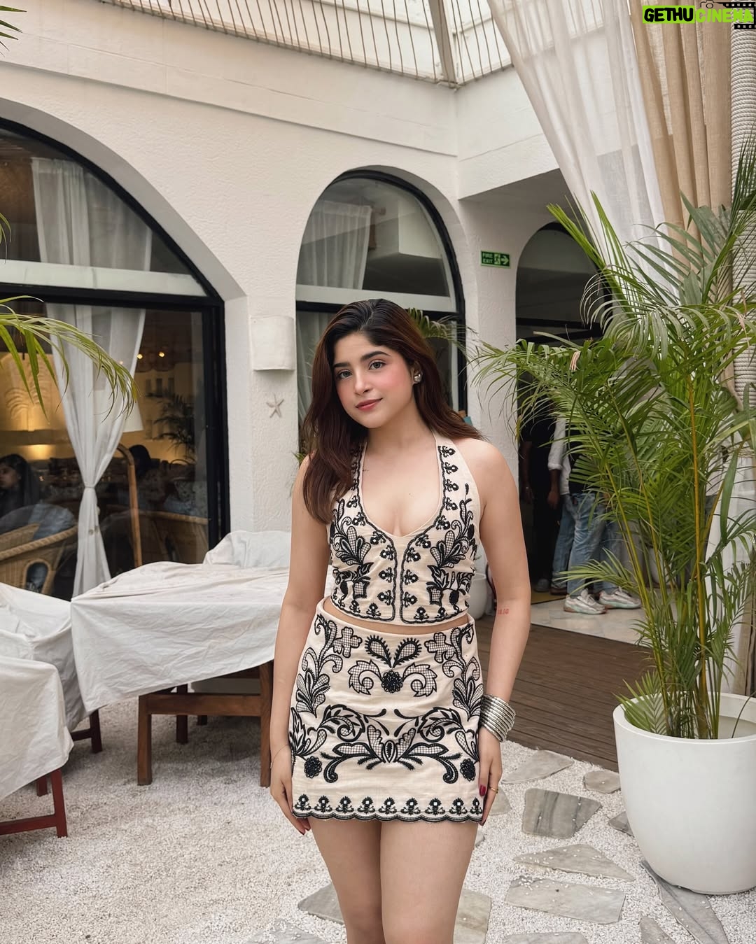 Payal Tosyan - 14.9K Likes - Feeling embroidered with love (and compliments) 🌻

Wearing: @closet.hues