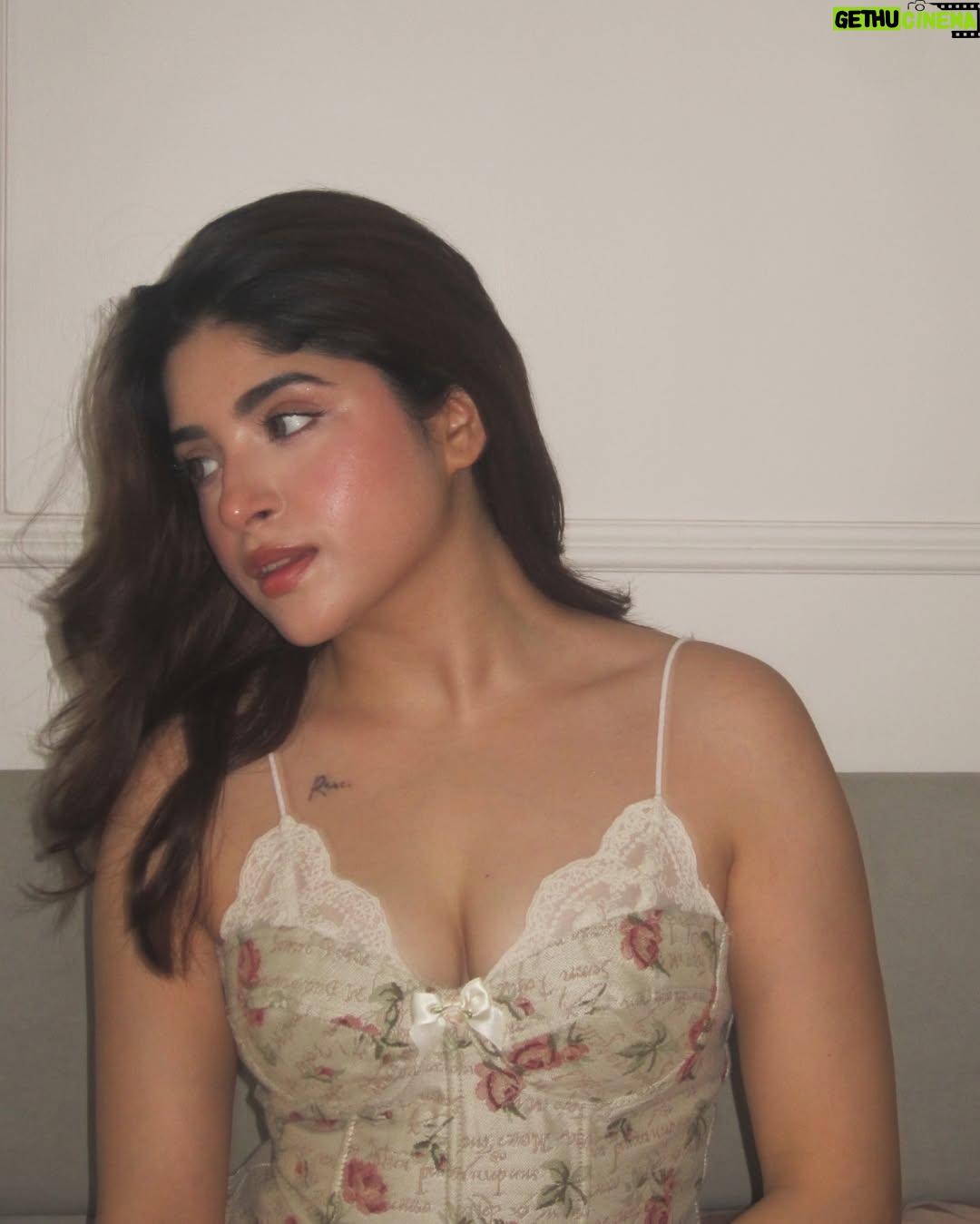 Payal Tosyan - 79.5K Likes - You feel like a Sunday morning in a world that rushes.🍃