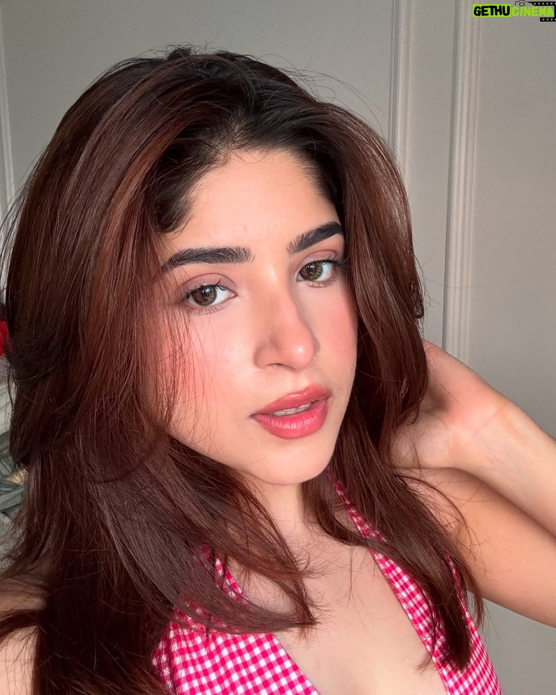 Payal Tosyan - 38K Likes - Bouquet of selfies 😛