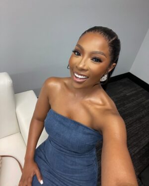Pearl Modiadie Instagram - …what happens when I’m snatched and come across good lighting. :)