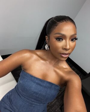 Pearl Modiadie Instagram - …what happens when I’m snatched and come across good lighting. :)
