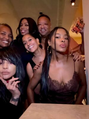 Persia White Instagram - Happy 25th Anniversary Girlfriends! @We would love to do a movie, but fingers crossed we get the right funding. Thank you to the incredible @marabrockakil for changing our lives forever. We had such a wonder night full of love and memories! Thank you to the phenomenal cast . And thank you to everyone who gave us love all these years!🙏🏽🌷🎶💃🏽💃🏽💃🏽💃🏽🕺🏾