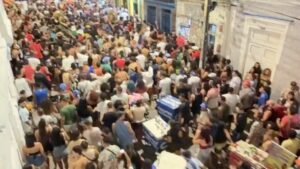 Petra Costa Instagram - É emocionante ver as ruas pulsarem em defesa da democracia. O povo mostra, mais uma vez, que não se negocia o que é justo.
Anistia para golpistas é apagar a história e repetir seus erros. Que a memória seja farol, não esquecimento.