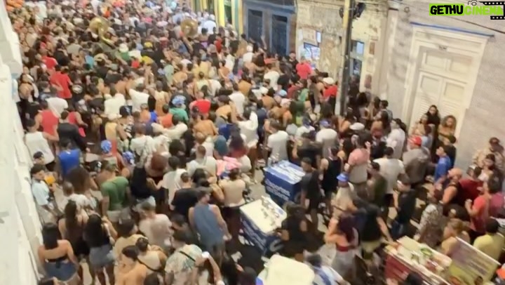 Petra Costa - 6K Likes - É emocionante ver as ruas pulsarem em defesa da democracia. O povo mostra, mais uma vez, que não se negocia o que é justo.

Anistia para golpistas é apagar a história e repetir seus erros. Que a memória seja farol, não esquecimento.