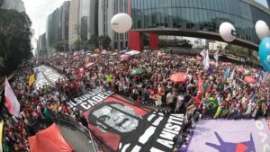 Petra Costa Instagram - É emocionante ver as ruas pulsarem em defesa da democracia. O povo mostra, mais uma vez, que não se negocia o que é justo.
Anistia para golpistas é apagar a história e repetir seus erros. Que a memória seja farol, não esquecimento.