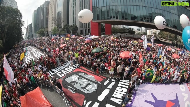 Petra Costa - 6K Likes - É emocionante ver as ruas pulsarem em defesa da democracia. O povo mostra, mais uma vez, que não se negocia o que é justo.

Anistia para golpistas é apagar a história e repetir seus erros. Que a memória seja farol, não esquecimento.