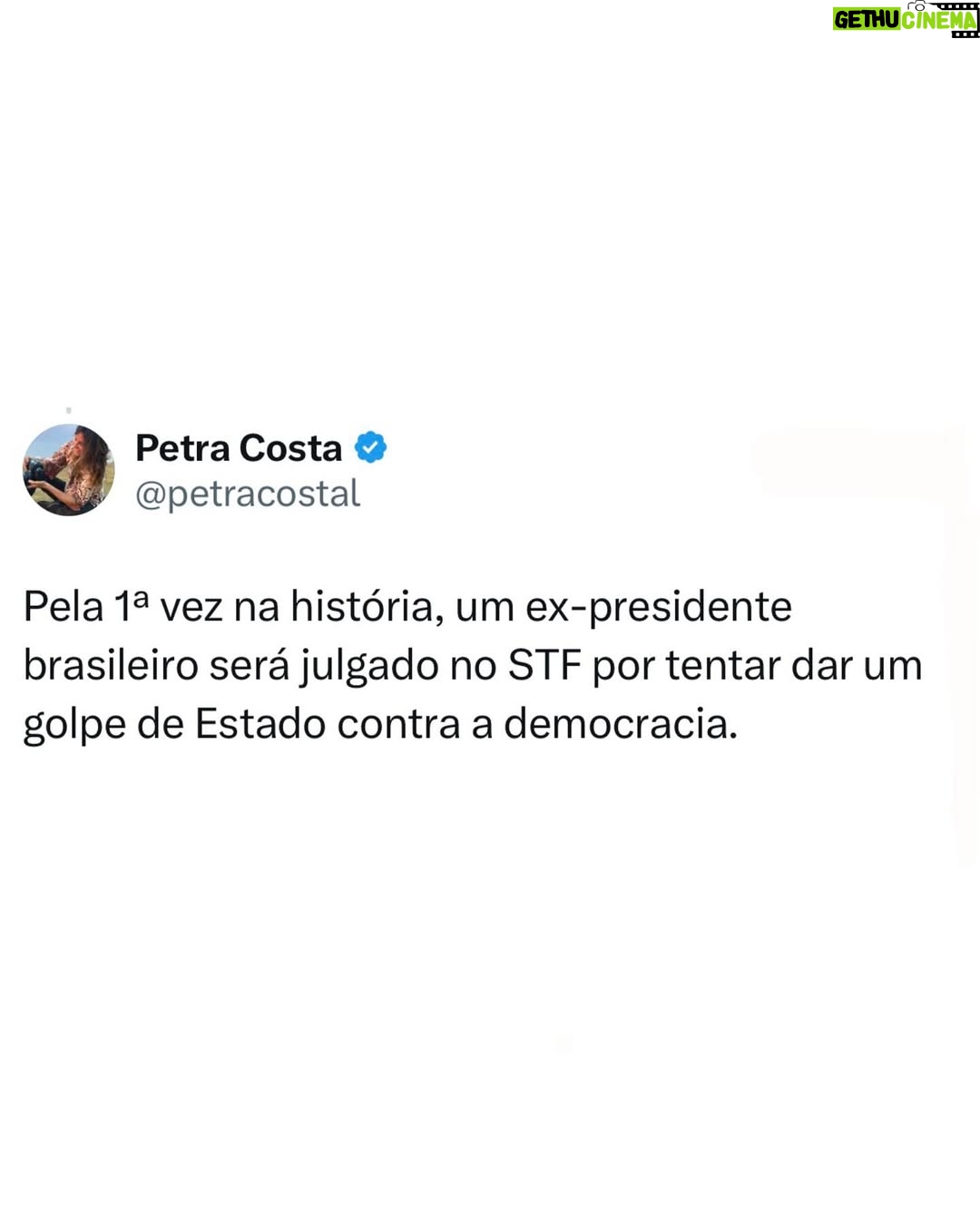 Petra Costa - 34.6K Likes - Amanhã, 2 de setembro, é um dia histórico — para o Brasil e para o mundo.
O Supremo Tribunal Federal inicia o julgamento de Jair Bolsonaro por sua tentativa de golpe — um plano que, se tivesse sido bem-sucedido, poderia ter matado o recém-eleito presidente Lula, seu vice-presidente e o ministro do STF Alexandre de Moraes. Pela primeira vez na história, um ex-presidente brasileiro será julgado no Supremo Tribunal Federal por tentar subverter a democracia pela força.
Mas a importância vai além do Brasil. Este julgamento marca a possibilidade de nosso país se tornar o primeiro no mundo a derrotar a onda populista-fascista contemporânea. Enquanto Donald Trump não enfrenta nenhum julgamento pelo 6 de janeiro, no Brasil as instituições estão responsabilizando Bolsonaro — mesmo diante das tarifas que Trump agora impõe para proteger seu aliado.
Na semana passada, áudios vazados confirmaram o que Apocalipse nos Trópicos já havia previsto: a intimidade de bastidores entre púlpito e política, em que o pastor Silas Malafaia orienta Bolsonaro sobre como pressionar o Supremo, e em que o ex-presidente — num momento bizarro e revelador de sua fragilidade psicológica — admite que não pode agir porque está sofrendo uma crise de soluços. Esses áudios mostram Malafaia não apenas como conselheiro, mas como um verdadeiro mentor, puxando os fios enquanto Bolsonaro hesita e vacila.
Mas esta não é a última página dessa história. Trump quase certamente tentará interferir nas eleições brasileiras no próximo ano. O julgamento de amanhã não é só sobre o Bolsonaro — é sobre ver se a democracia consegue resistir a quem diz defendê-la enquanto trabalha pra destruí-la.
Chamo todos você a assisterem atentatmente!