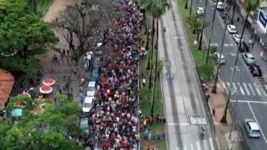 Petra Costa Instagram - É emocionante ver as ruas pulsarem em defesa da democracia. O povo mostra, mais uma vez, que não se negocia o que é justo.
Anistia para golpistas é apagar a história e repetir seus erros. Que a memória seja farol, não esquecimento.