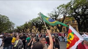 Petra Costa Instagram - É emocionante ver as ruas pulsarem em defesa da democracia. O povo mostra, mais uma vez, que não se negocia o que é justo.
Anistia para golpistas é apagar a história e repetir seus erros. Que a memória seja farol, não esquecimento.