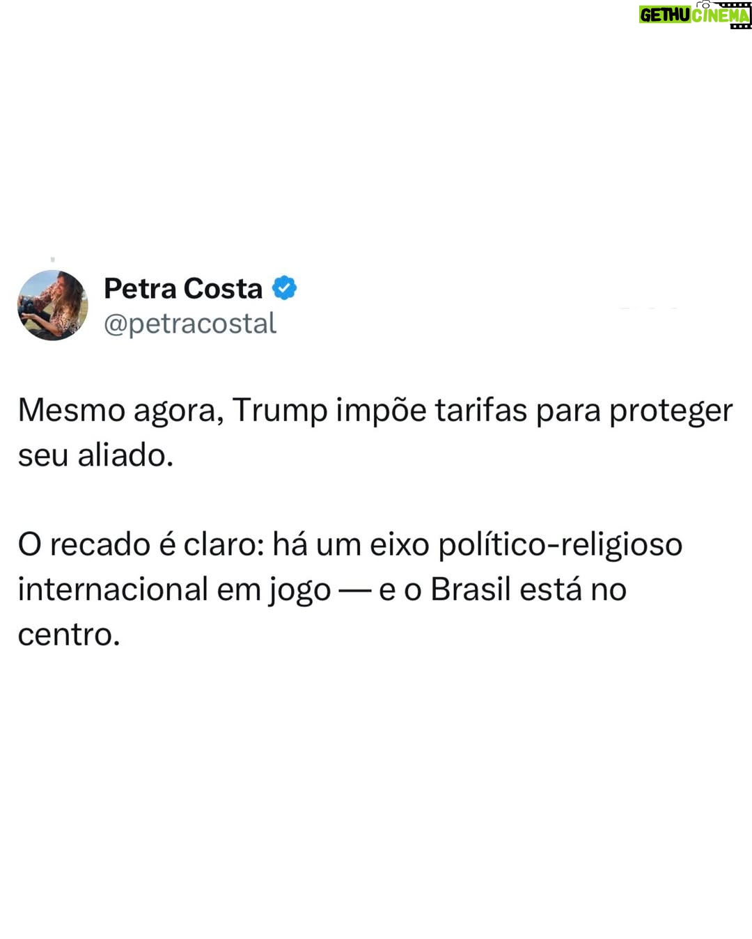 Petra Costa - 34.6K Likes - Amanhã, 2 de setembro, é um dia histórico — para o Brasil e para o mundo.
O Supremo Tribunal Federal inicia o julgamento de Jair Bolsonaro por sua tentativa de golpe — um plano que, se tivesse sido bem-sucedido, poderia ter matado o recém-eleito presidente Lula, seu vice-presidente e o ministro do STF Alexandre de Moraes. Pela primeira vez na história, um ex-presidente brasileiro será julgado no Supremo Tribunal Federal por tentar subverter a democracia pela força.
Mas a importância vai além do Brasil. Este julgamento marca a possibilidade de nosso país se tornar o primeiro no mundo a derrotar a onda populista-fascista contemporânea. Enquanto Donald Trump não enfrenta nenhum julgamento pelo 6 de janeiro, no Brasil as instituições estão responsabilizando Bolsonaro — mesmo diante das tarifas que Trump agora impõe para proteger seu aliado.
Na semana passada, áudios vazados confirmaram o que Apocalipse nos Trópicos já havia previsto: a intimidade de bastidores entre púlpito e política, em que o pastor Silas Malafaia orienta Bolsonaro sobre como pressionar o Supremo, e em que o ex-presidente — num momento bizarro e revelador de sua fragilidade psicológica — admite que não pode agir porque está sofrendo uma crise de soluços. Esses áudios mostram Malafaia não apenas como conselheiro, mas como um verdadeiro mentor, puxando os fios enquanto Bolsonaro hesita e vacila.
Mas esta não é a última página dessa história. Trump quase certamente tentará interferir nas eleições brasileiras no próximo ano. O julgamento de amanhã não é só sobre o Bolsonaro — é sobre ver se a democracia consegue resistir a quem diz defendê-la enquanto trabalha pra destruí-la.
Chamo todos você a assisterem atentatmente!