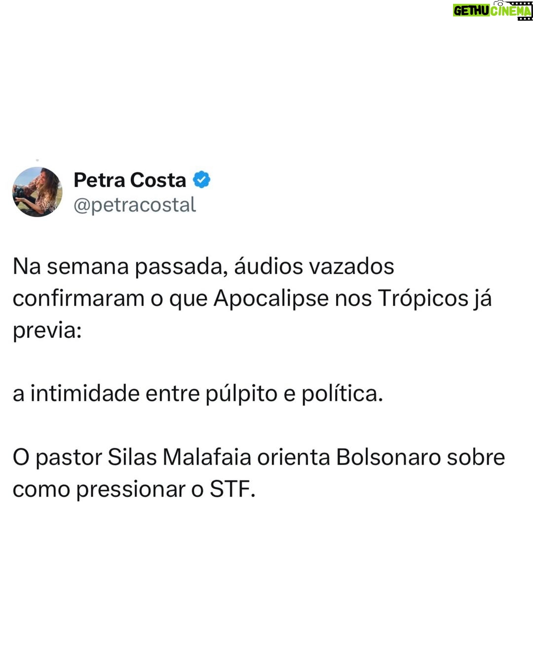 Petra Costa - 34.6K Likes - Amanhã, 2 de setembro, é um dia histórico — para o Brasil e para o mundo.
O Supremo Tribunal Federal inicia o julgamento de Jair Bolsonaro por sua tentativa de golpe — um plano que, se tivesse sido bem-sucedido, poderia ter matado o recém-eleito presidente Lula, seu vice-presidente e o ministro do STF Alexandre de Moraes. Pela primeira vez na história, um ex-presidente brasileiro será julgado no Supremo Tribunal Federal por tentar subverter a democracia pela força.
Mas a importância vai além do Brasil. Este julgamento marca a possibilidade de nosso país se tornar o primeiro no mundo a derrotar a onda populista-fascista contemporânea. Enquanto Donald Trump não enfrenta nenhum julgamento pelo 6 de janeiro, no Brasil as instituições estão responsabilizando Bolsonaro — mesmo diante das tarifas que Trump agora impõe para proteger seu aliado.
Na semana passada, áudios vazados confirmaram o que Apocalipse nos Trópicos já havia previsto: a intimidade de bastidores entre púlpito e política, em que o pastor Silas Malafaia orienta Bolsonaro sobre como pressionar o Supremo, e em que o ex-presidente — num momento bizarro e revelador de sua fragilidade psicológica — admite que não pode agir porque está sofrendo uma crise de soluços. Esses áudios mostram Malafaia não apenas como conselheiro, mas como um verdadeiro mentor, puxando os fios enquanto Bolsonaro hesita e vacila.
Mas esta não é a última página dessa história. Trump quase certamente tentará interferir nas eleições brasileiras no próximo ano. O julgamento de amanhã não é só sobre o Bolsonaro — é sobre ver se a democracia consegue resistir a quem diz defendê-la enquanto trabalha pra destruí-la.
Chamo todos você a assisterem atentatmente!